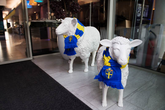 Prydnader i form av får med svenska flaggor
