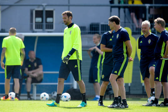 Sveriges målvakt Andreas Isaksson och assisterande