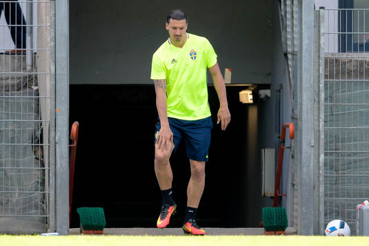 Sveriges Zlatan Ibrahimovic kommer in till Sveriges