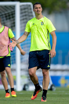 Sveriges Zlatan Ibrahimovic gestikulerar