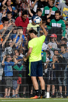 Sveriges Zlatan Ibrahimovic ger bort en boll till fansen