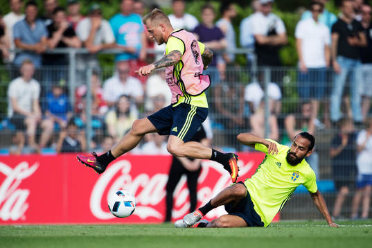 John Guidetti tar sig förbi Erkan Zengin