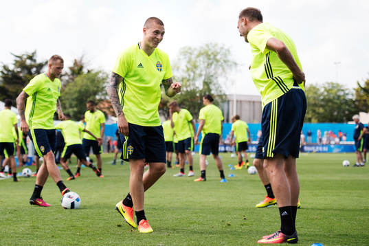 Victor Nilsson Lindelöf och Andreas Granqvist skrattar