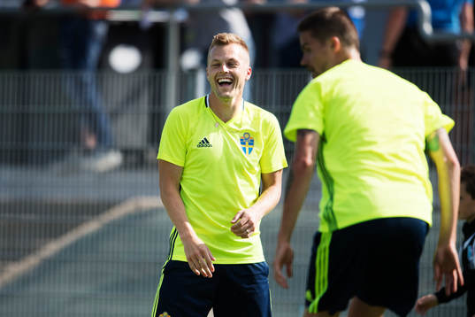 Sebastian Larsson skrattar