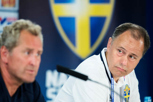 Presschef Niklas Bodell (t h) vid sidan om förbundskapten