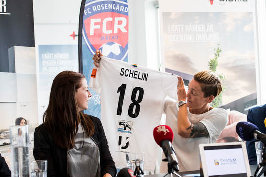 Lotta Schelin och sportchef Therese Sjögran
