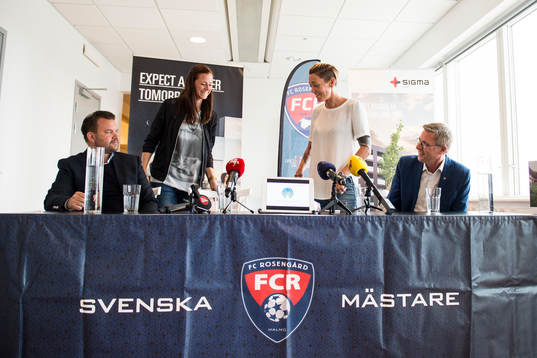 Tränare Jack Majgaard Jensen, nyförvärvet Lotta Schelin,