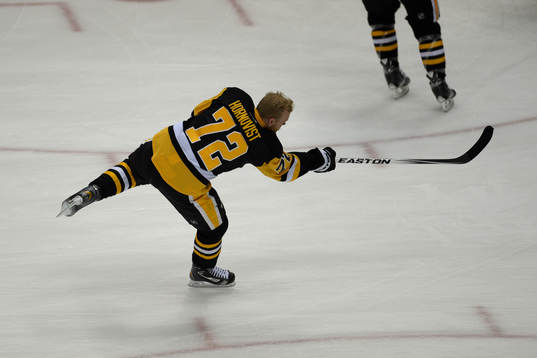 Pittsburgh Penguins right winger Patric Hörnqvist (72)