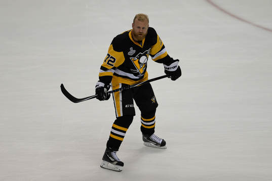 Pittsburgh Penguins right winger Patric Hörnqvist (72)