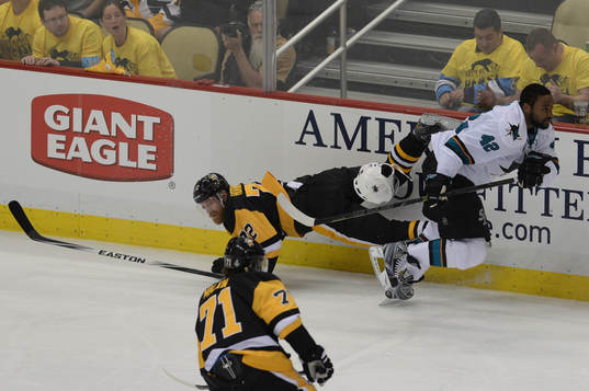 Pittsburgh Penguins right winger Patric Hörnqvist (72)