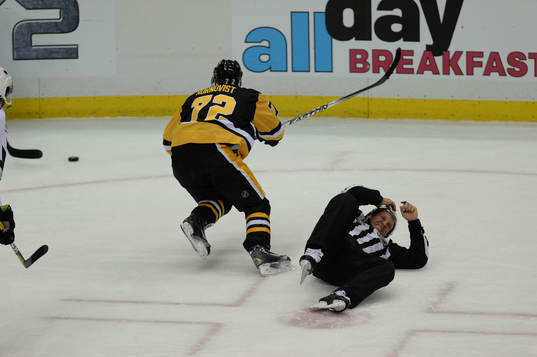 Pittsburgh Penguins right winger Patric Hörnqvist (72)