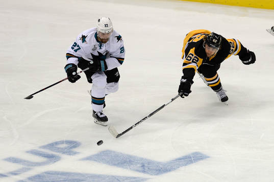 Pittsburgh Penguins left winger Carl Hagelin(62) tries to