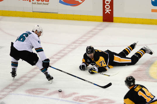 Pittsburgh Penguins center Evgeni Malkin(71) dives for the