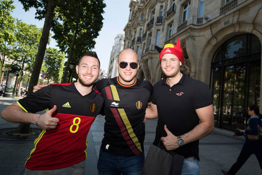 Supportrar från Belgien med Lionel Schreuer till vänster