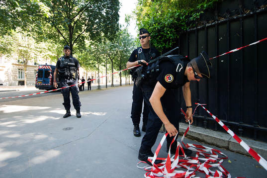 Poliser kontrollerar en avspärrning
