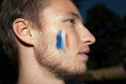 En fransk supporter har målat franska flaggan på sin kind