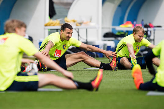 Zlatan Ibrahimovic och Oscar Lewicki stretchar