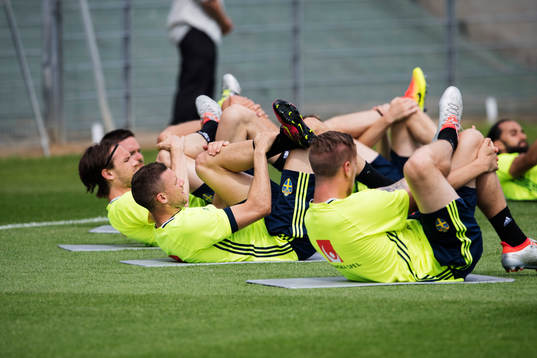 Marcus Berg stretchar