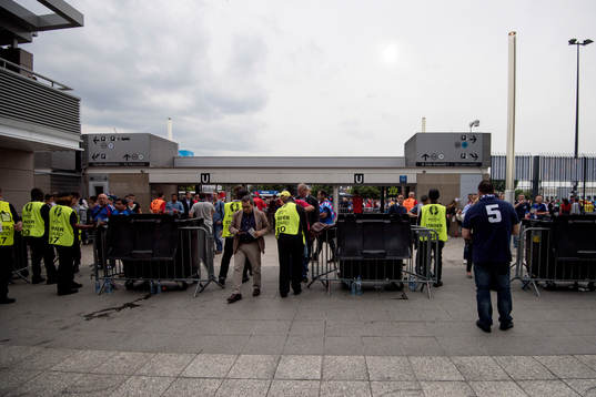 Säkerhetskontroll utanför Stade De France