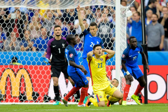 Rumäniens Cristian Săpunaru reagerar