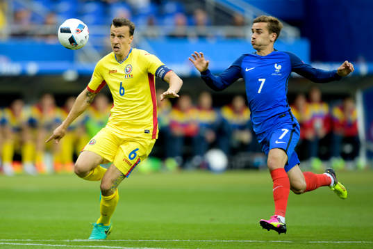 Rumäniens Vlad Chiricheş och Frankrikes Antoine Griezmann