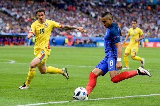 Frankrikes Dimitri Payet och Rumäniens Bogdan Stancu