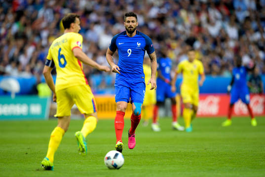 Rumäniens Vlad Chiricheş och Frankrikes Olivier Giroud