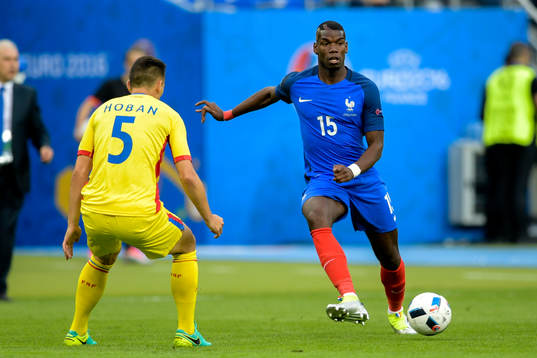 Rumäniens Ovidiu Hoban och Frankrikes Paul Pogba