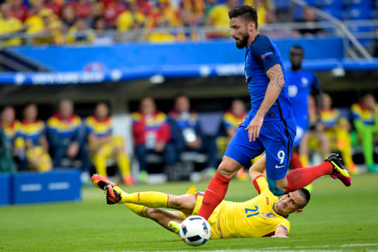 Rumäniens Dragoş Grigore och Frankrikes Olivier Giroud