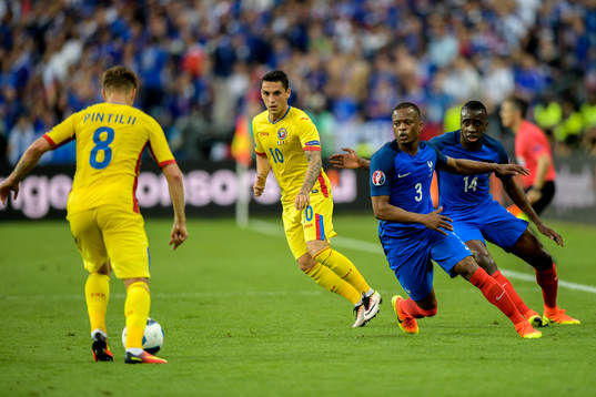 Frankrikes Patrice Evra och Blaise Matuidi tappar bollen