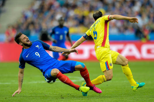 Frankrikes Olivier Giroud och Rumäniens Ovidiu Hoban