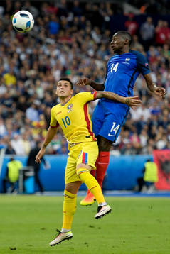 Frankrikes Blaise Matuidi och Rumäniens Nicolae Stanciu