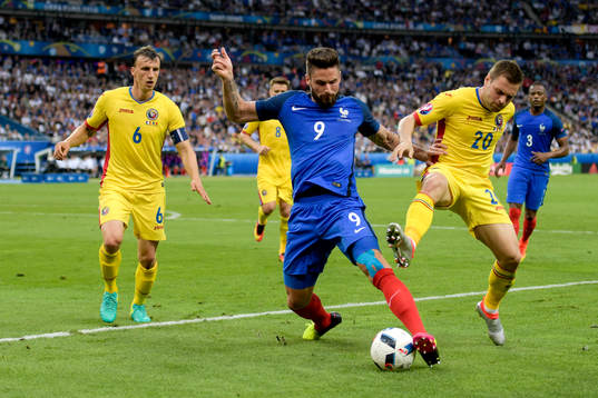Frankrikes Olivier Giroud och Rumäniens Vlad Chiricheş