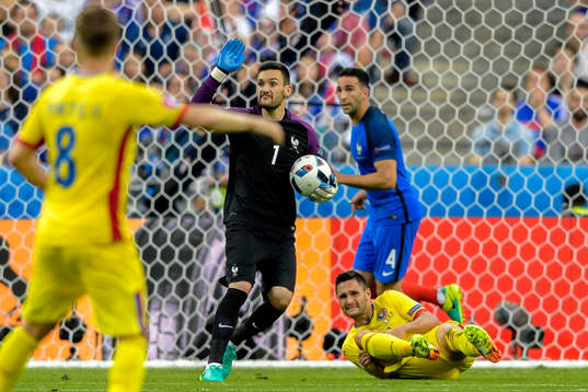 Frankrikes målvakt Hugo Lloris reagerar och Rumäniens