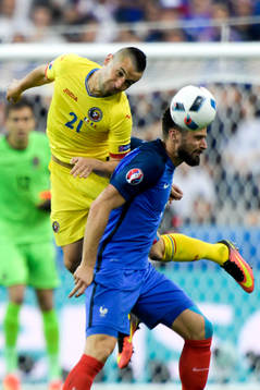 Rumäniens Dragoş Grigore och Frankrikes Olivier Giroud