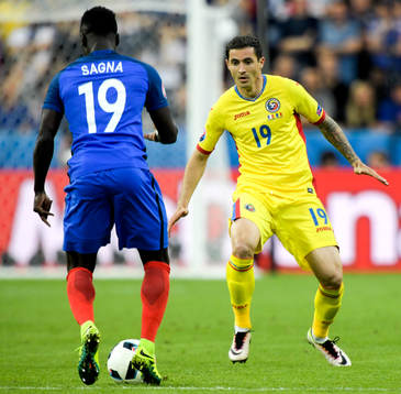Rumäniens Bogdan Stancu och Frankrikes Bacary Sagna