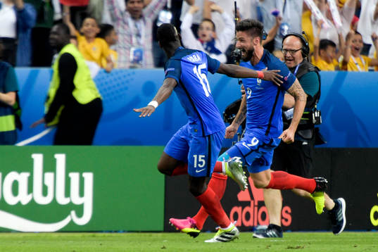 Frankrikes Olivier Giroud och Paul Pogba jublar