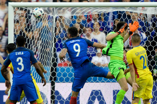 Frankrikes Olivier Giroud vinner en duell mot Rumäniens