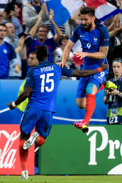 Frankrikes Olivier Giroud och Paul Pogba jublar