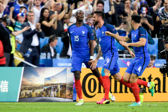 Frankrikes Olivier Giroud, Paul Pogba och Adil Rami jublar