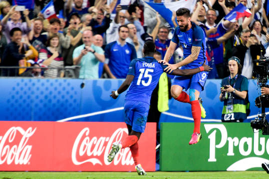 Frankrikes Olivier Giroud och Paul Pogba jublar