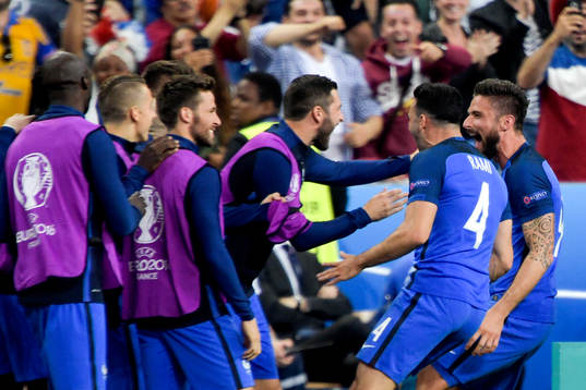 Frankrikes Olivier Giroud jublar med lagkamraterna