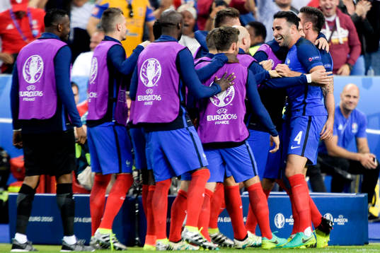 Frankrikes Olivier Giroud jublar med lagkamraterna