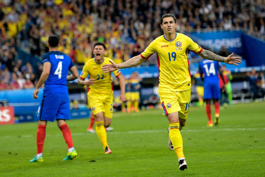Rumäniens Bogdan Stancu kvitterar till1-1 på straff och
