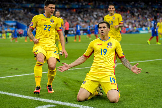 Rumäniens Bogdan Stancu kvitterar till1-1 på straff och