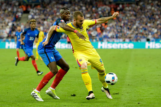 Frankrikes Paul Pogba och Rumäniens Denis Alibec