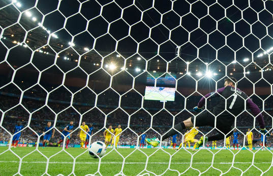 Rumäniens Bogdan Stancu gör 1-1 på straff bakom