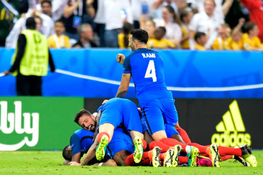 Frankrikes Dimitri Payet jublar