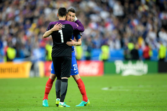Frankrikes målvakt Hugo Lloris och Laurent Koscielny jublar