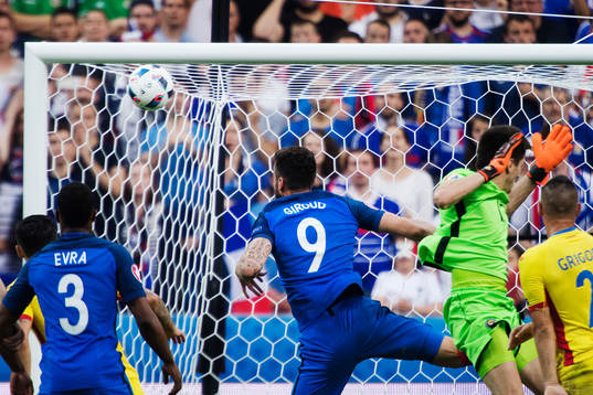 Frankrikes Olivier Giroud nickar in 1-0 bakom Rumäniens